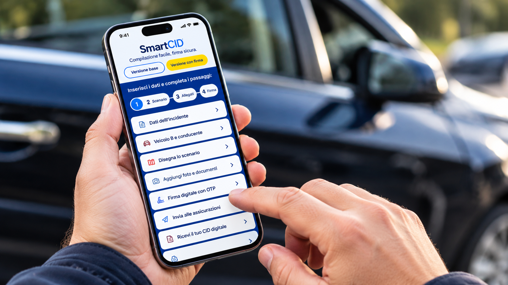 Automobilista che utilizza SmartCID sullo smartphone accanto alla propria auto